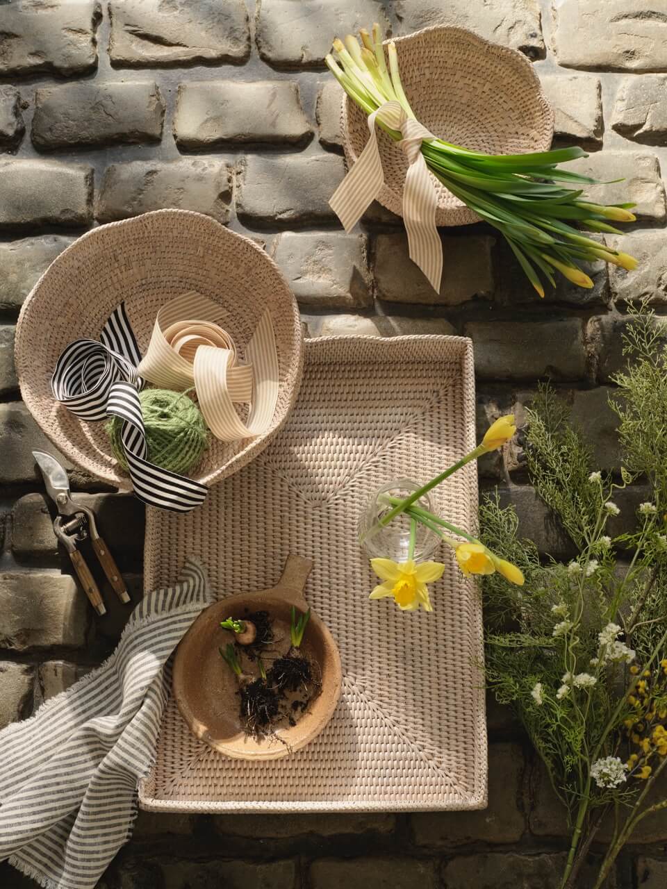 Rhu White Rattan Scallop Edge Tray